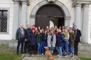 Gruppenfoto vor Schloss Hohenbrunn mit Mag. Böck und Jagdhündin Cilli.jpg